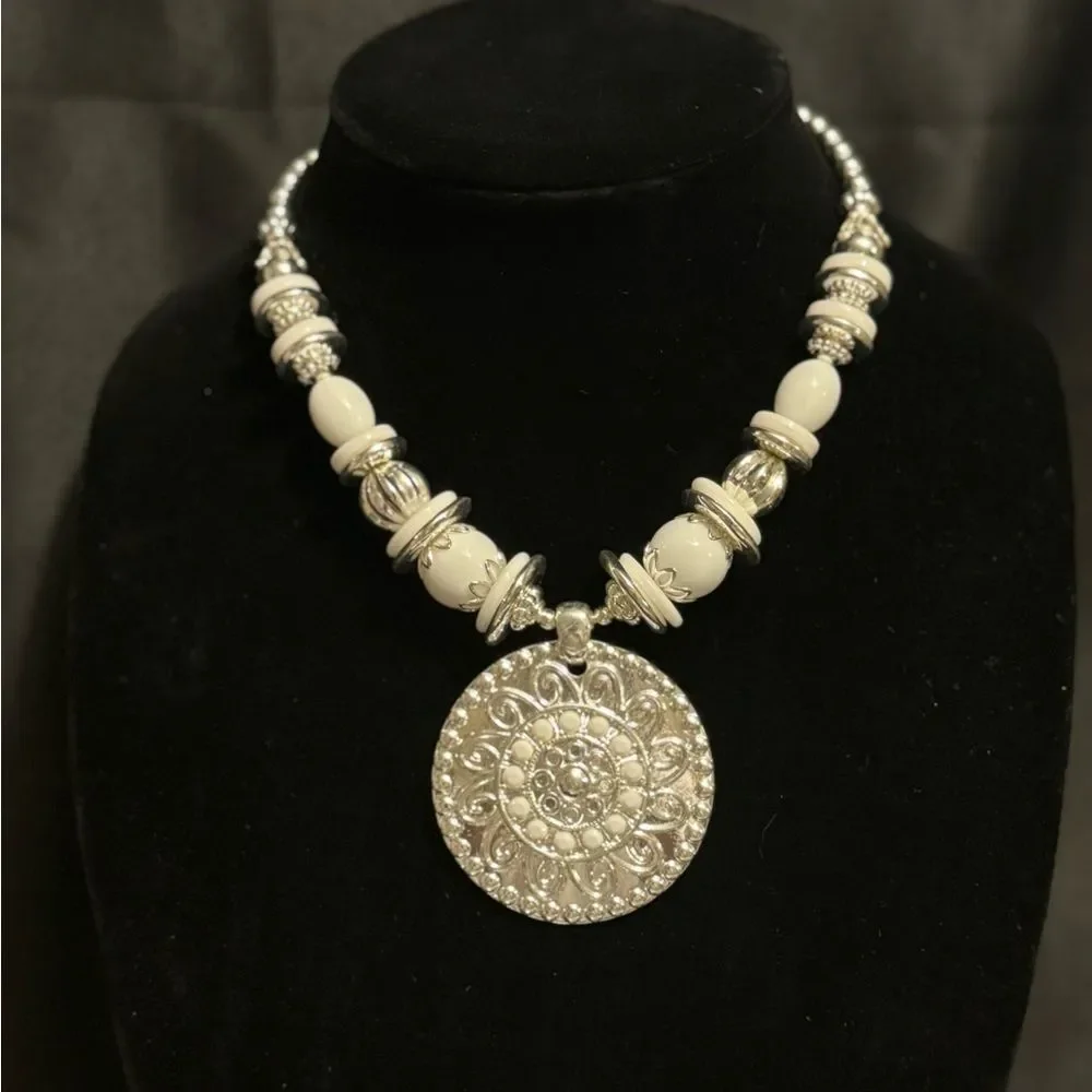 LIVE SHOW NECKLACE - Picture 8 of 14